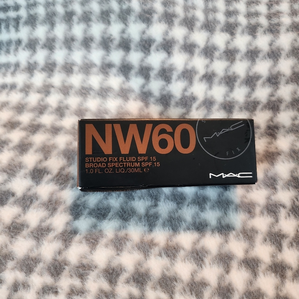 MAC Studio Fix Foundation (NW60)
